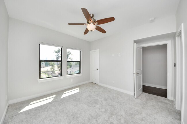Building Photo - 1112 Amundsen St