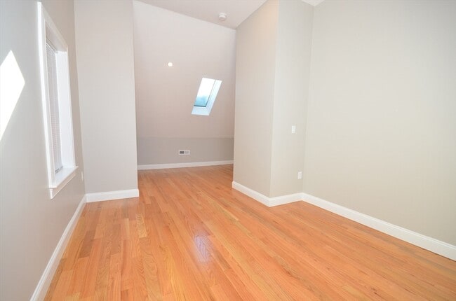 Building Photo - 18 Eaton Ave