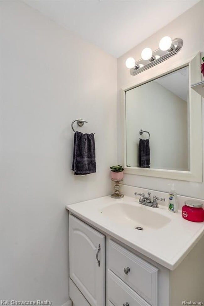Building Photo - 2 Bed townhouse with Gas and water included!