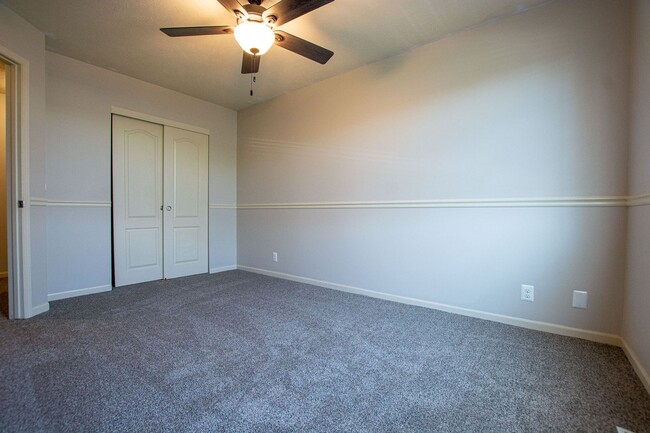 Building Photo - Extremely Spacious 3 Bedroom / 2.5 Bath Home in Bellevue!