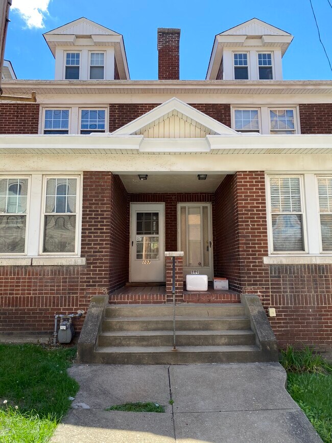 Building Photo - 107 W Sycamore St