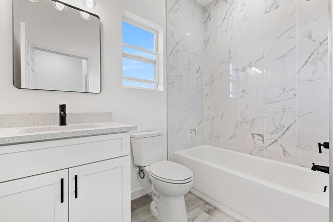 Building Photo - Stylish & Spacious 3 Bedroom Home in Prime Location!