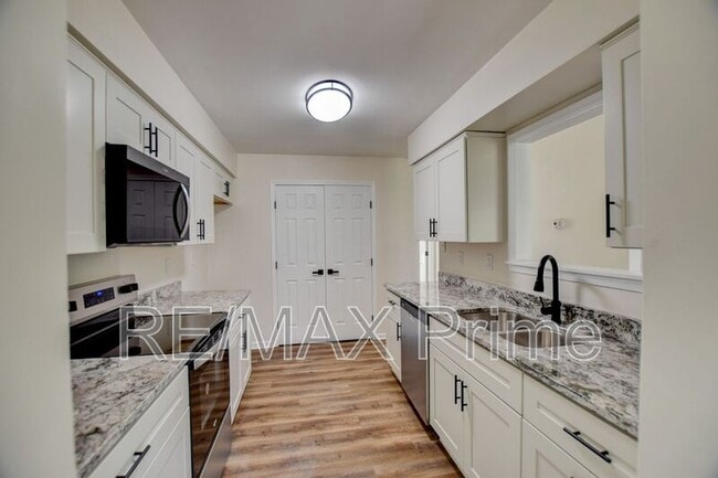Building Photo - 3900 Raintree Ct