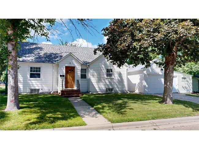 Building Photo - 114 6th Ave NE