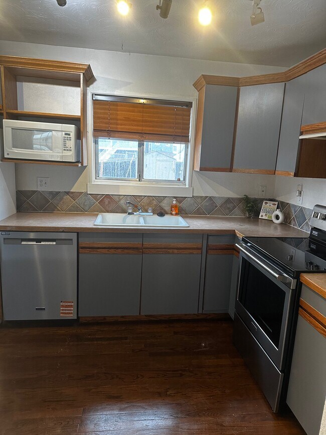 Building Photo - 1431 Northview Dr