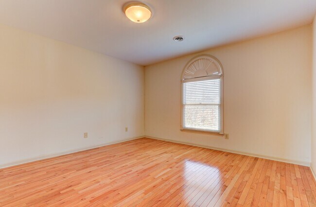 Building Photo - Farragut 37934 - 4 bedroom, 2.5 bath home ...