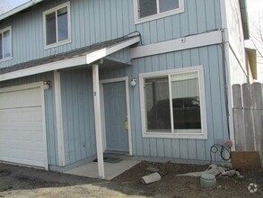 Building Photo - THREE BEDROOM TWO 1/2 BATH TOWNHOUSE!