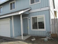 Building Photo - THREE BEDROOM TWO 1/2 BATH TOWNHOUSE!