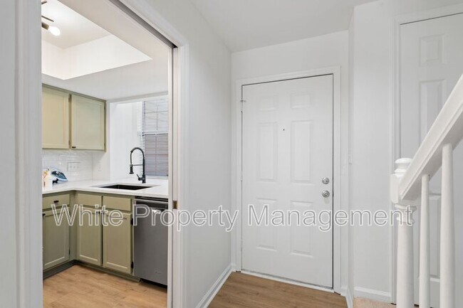 Building Photo - 9231 Kings Canyon Dr