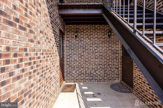 Building Photo - 23A W Bluebell Ln