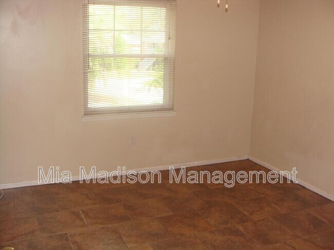 Building Photo - 1 Oak Forest Ln