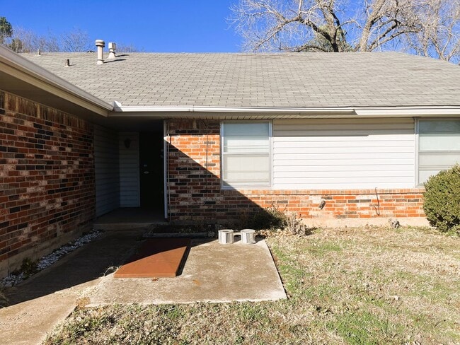 Building Photo - Norman. 3 bed, 2bath, 2 car garage with storm shelter
