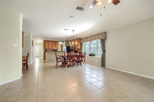 Building Photo - 18720 Royal Pointe Dr