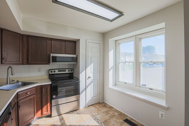 Building Photo - 17 Pocasset Ct