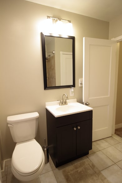 Building Photo - 2807 Harview Ave