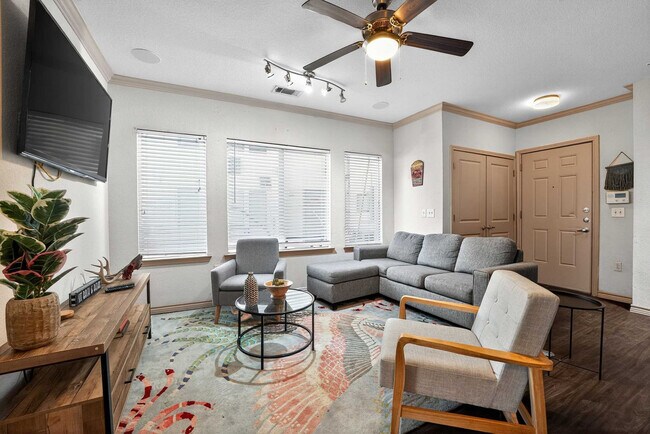 Building Photo - 800 W 26th St