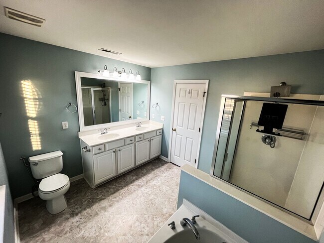 Building Photo - Gorgeous 4 Bedroom, 2 1/2 Bathroom Home in...