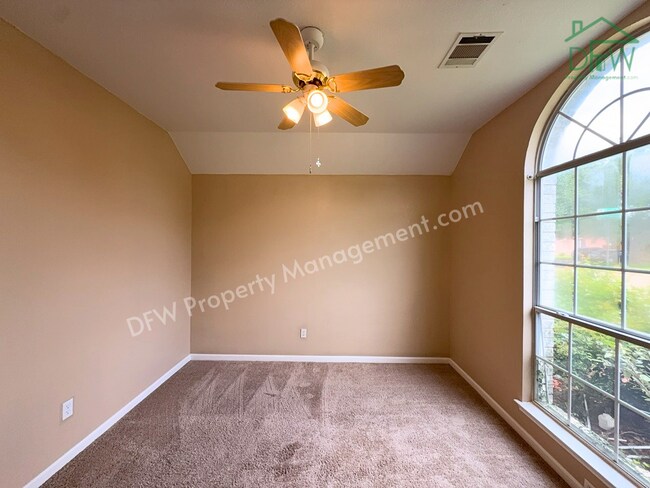 Building Photo - Charming Single-Story Home with Fireplace & Island Kitchen in Cedar Hill!