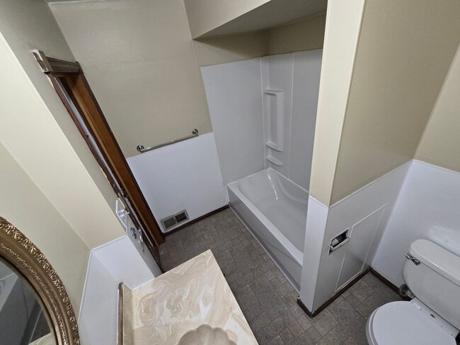 Building Photo - 3 Bedroom House
