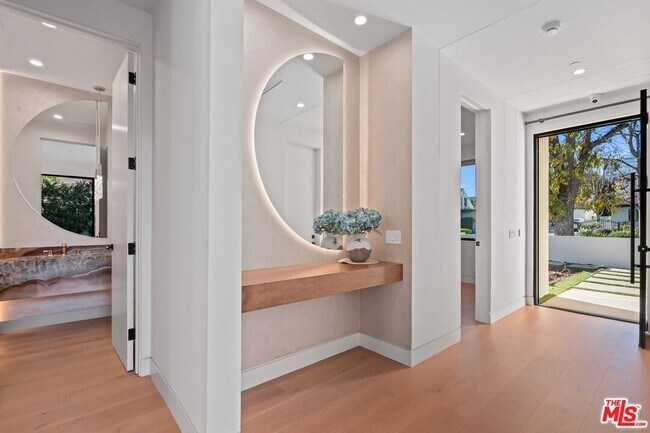 Building Photo - 4708 Noble Ave