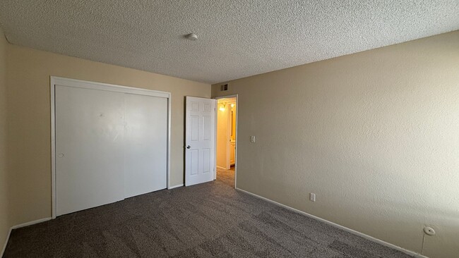 Building Photo - 2 Bedroom 1 Bathroom Apartment in Aurora