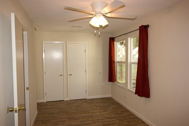 Building Photo - 6110 Wing Feather Dr