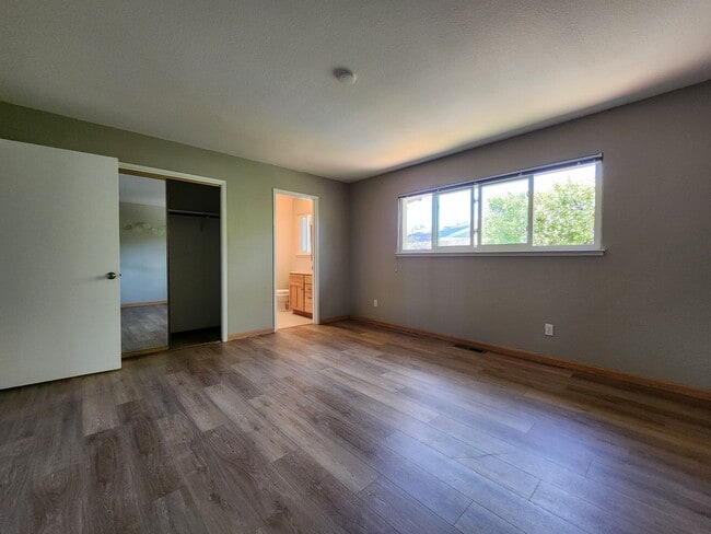 Building Photo - Lovely Bennett Valley Home in a Cul-De-Sac