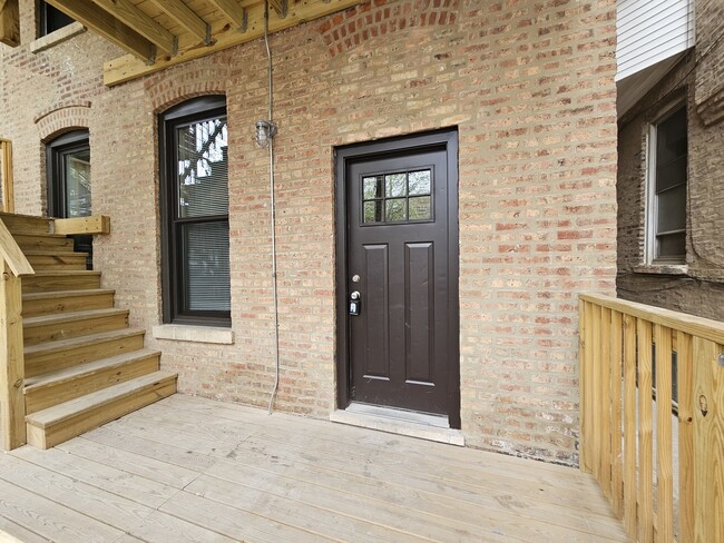 Building Photo - 1415 W Erie St