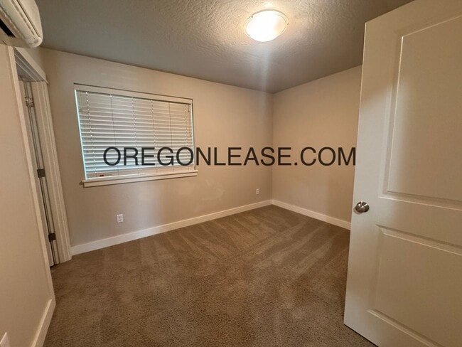 Building Photo - 2 bedroom 2.5 bath townhouse in Cal Young Area