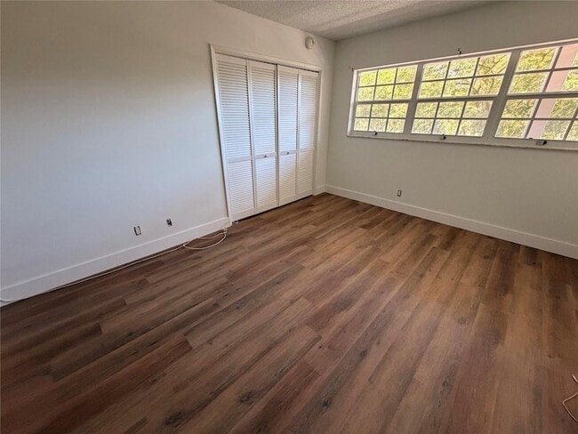 Building Photo - 605 Oaks Dr