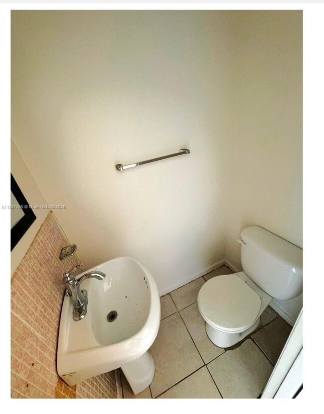 Building Photo - 933 W Jasmine Dr