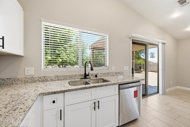 Building Photo - 1616 E Desert Ln