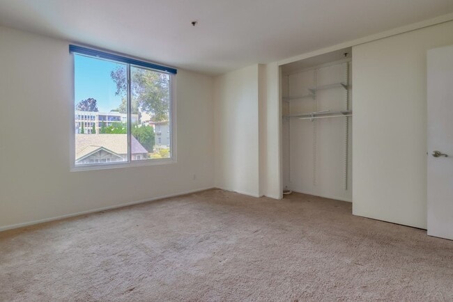 Building Photo - Amazing 2 Bedroom in Bankers Hill