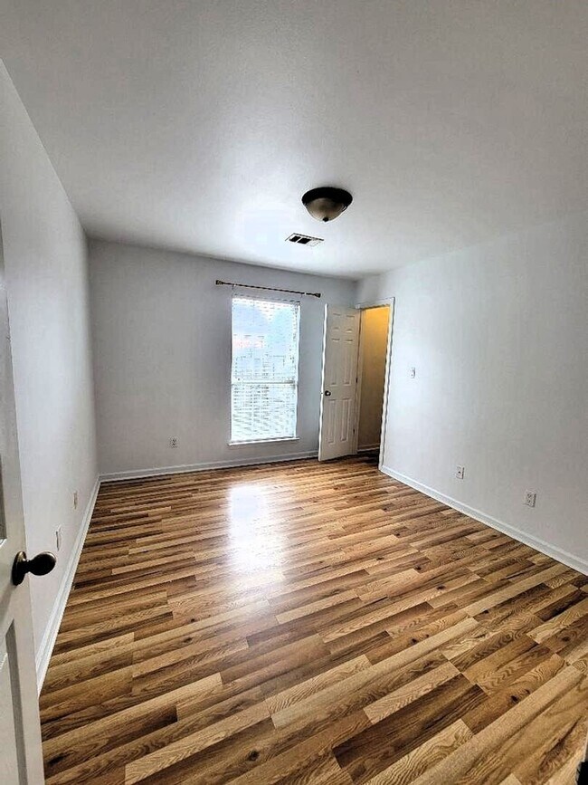 Building Photo - Charming and specious   3BR House in Bryant