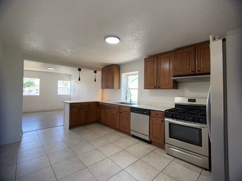 Building Photo - 4950 Milwaukee St