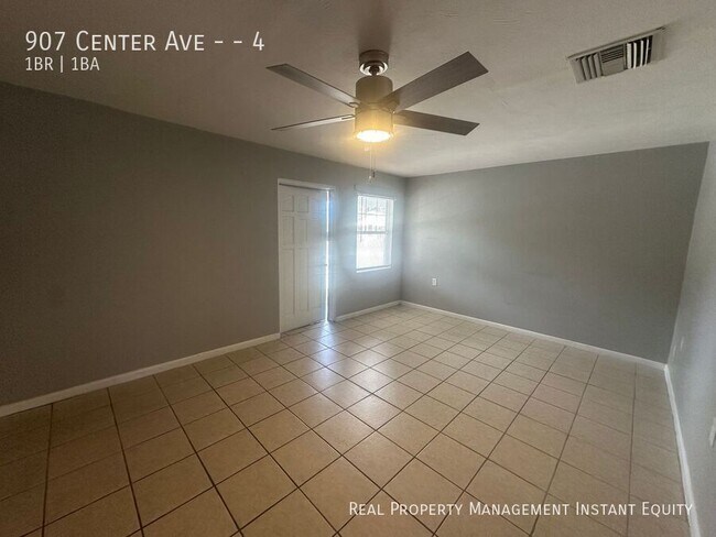 Building Photo - 907 Center Ave