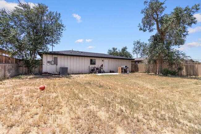 Building Photo - 4 bed 3 bath