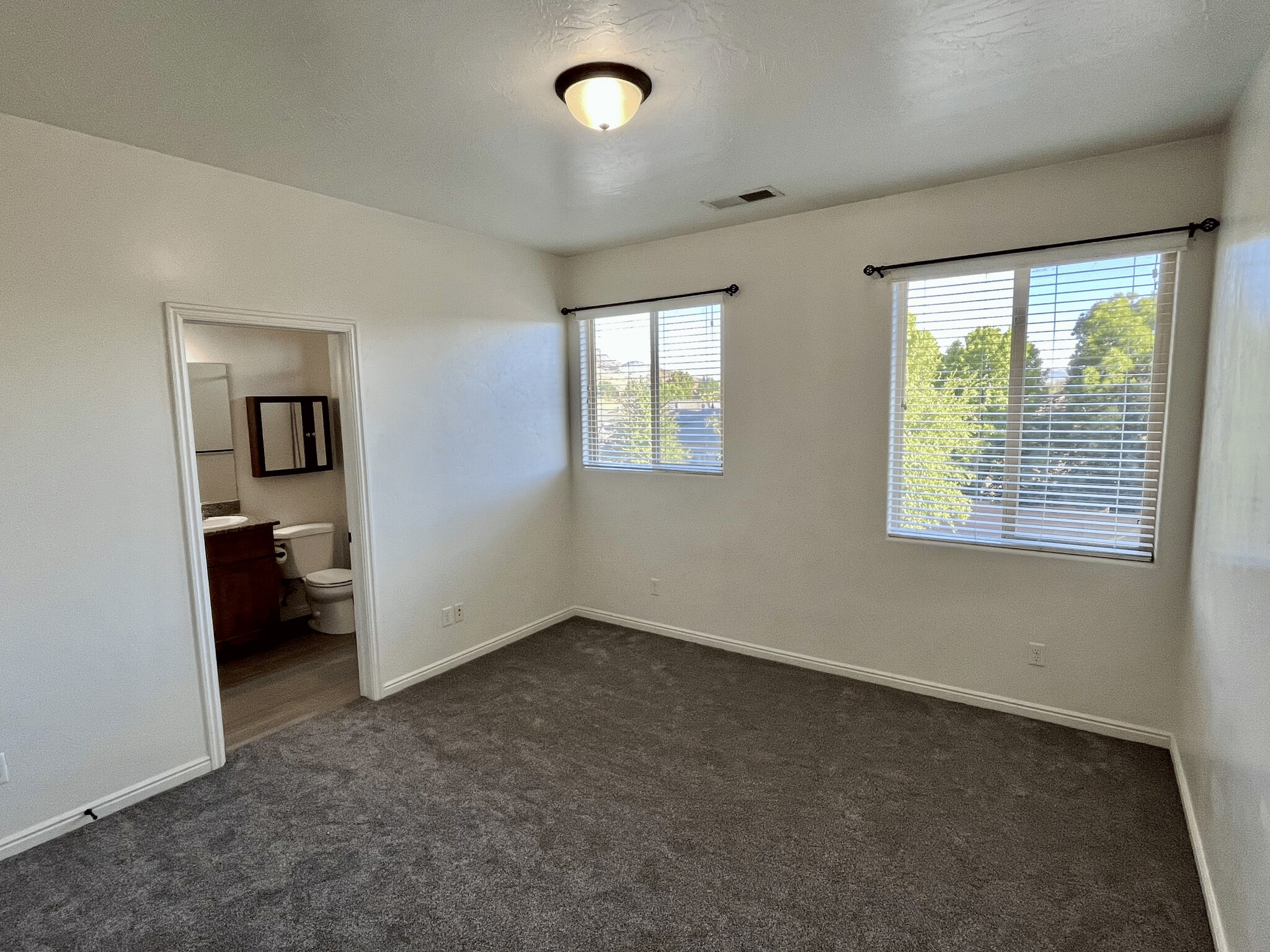 Building Photo - 1467 Clinton Way