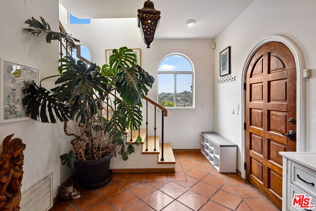 Building Photo - 334 Crane Blvd