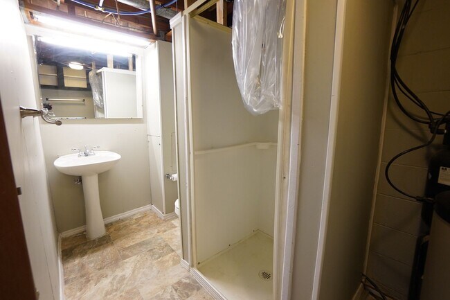 Building Photo - 4 Bedroom 2 Bathroom FULLY FURNISHED Home with Fenced in Backyard and 2 Car Garage-  UTILITIES IN...