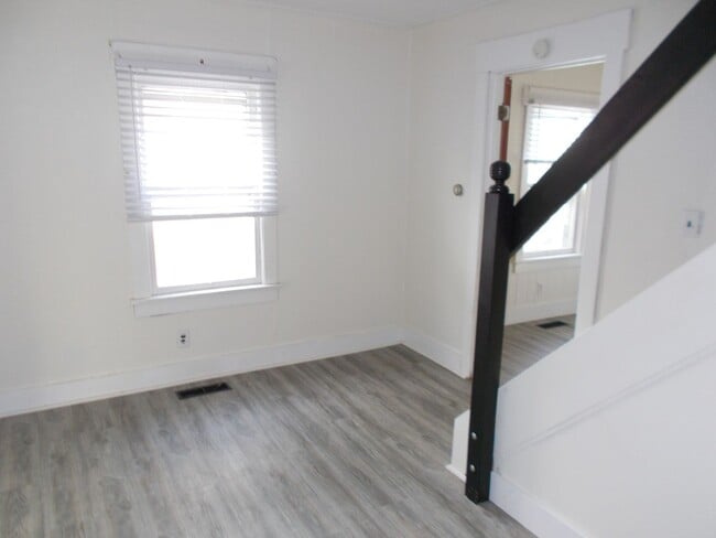 Building Photo - Spacious 1-Bedroom, 1-Bath Unit – 1,000 Sq...