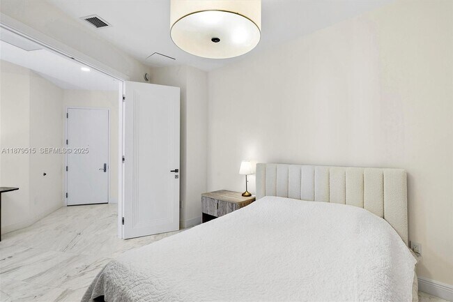 Building Photo - 16001 Collins Ave