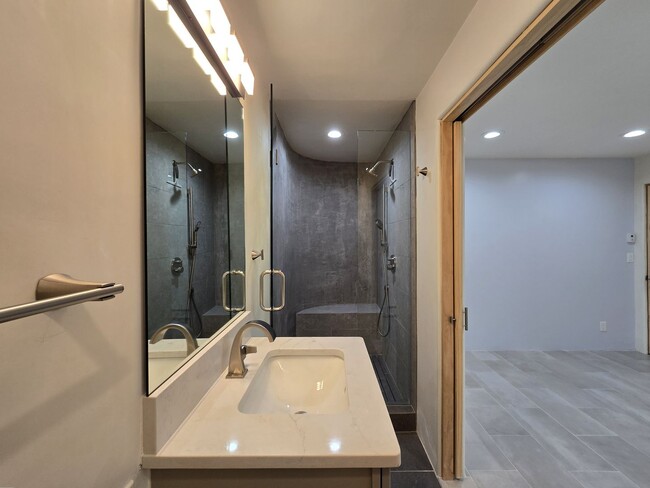 Building Photo - 76 E Wildflower Dr