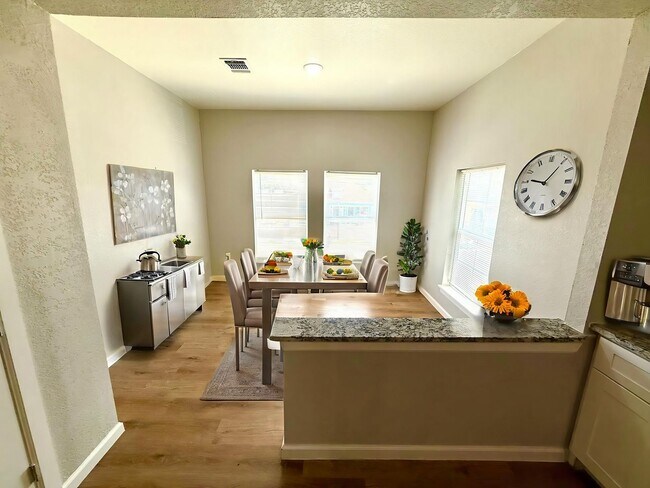 Building Photo - 2422 W Commerce St