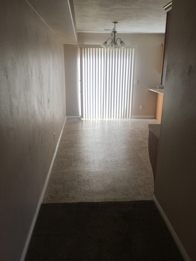 Building Photo - Skyhawk Townhome - End unit!