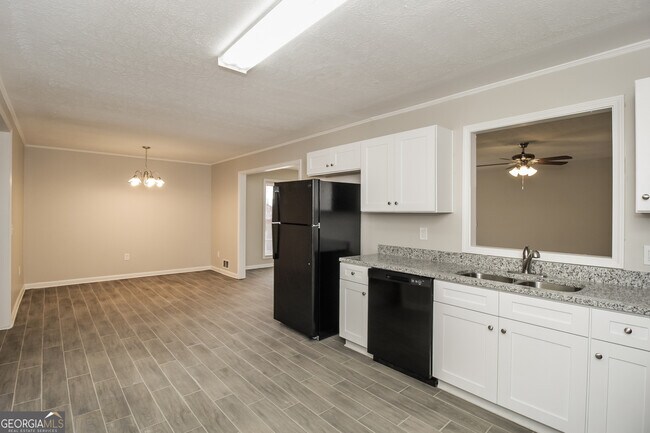 Building Photo - 33 Skyline Dr SE
