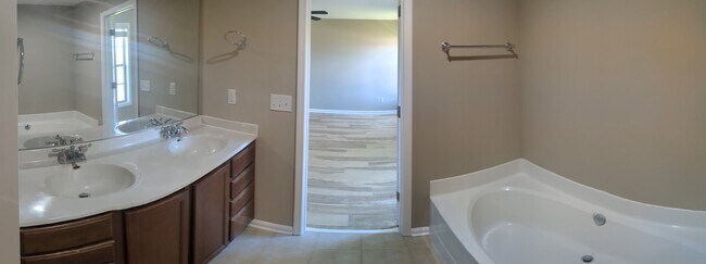 Building Photo - 1011 Blue Bonnet Ct