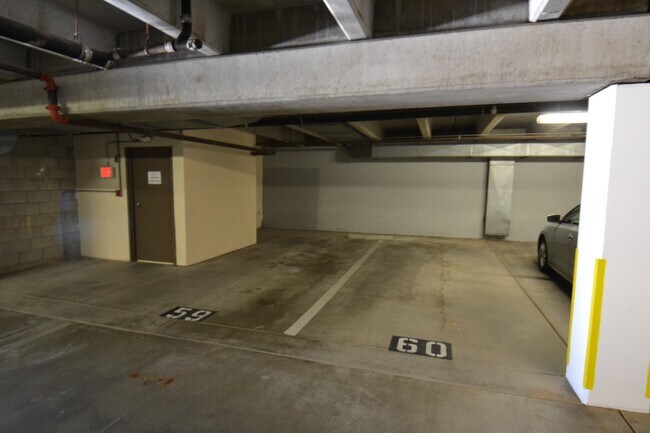 Building Photo - Spacious Bankers Hill 2/2 Condo! Walk to B...