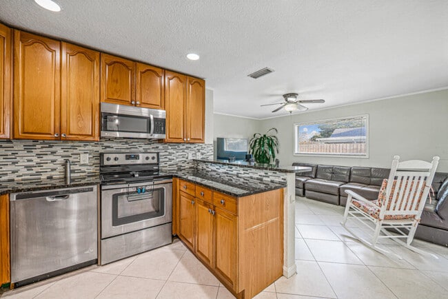 Building Photo - 1242 Wyndcliff Dr