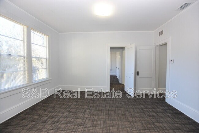 Building Photo - 211 E Park St